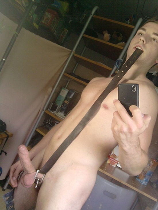 Naked boyfriend Ingo makes interesting selfie
